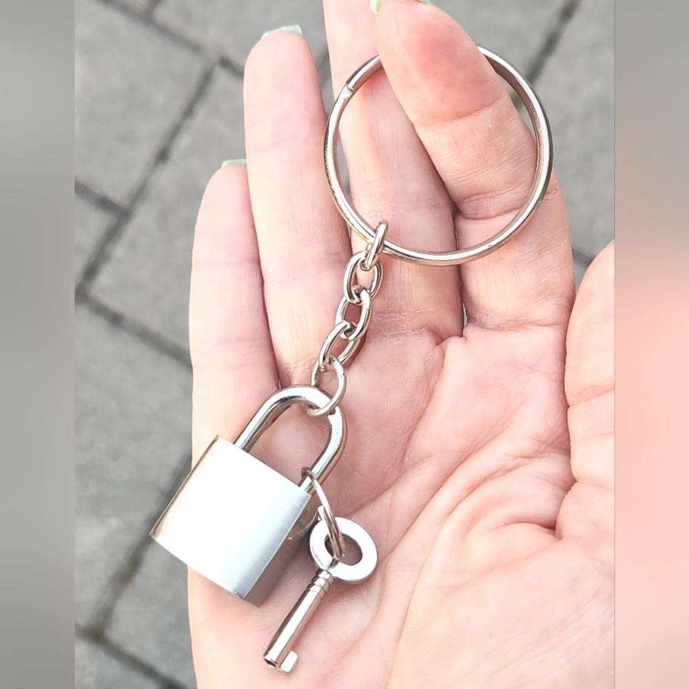 REACTION Kenneth Cole Padlock Keychain RARE - Picture 3 of 6